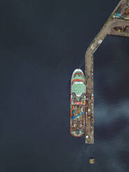 Luftaufnahme eines Schiffs in der Newa bei Shlisselburg, Russland - KNTF02989