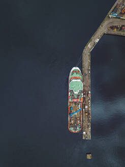 Luftaufnahme eines Schiffs in der Newa bei Shlisselburg, Russland - KNTF02989