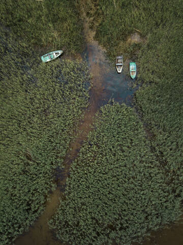 Luftaufnahme von am Ladogasee in Shlisselburg, Russland, vertäuten Booten, lizenzfreies Stockfoto