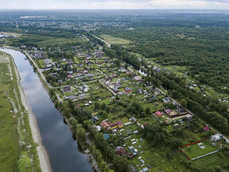 Luftaufnahme der Ladoga-Kanäle gegen den Himmel bei Shlisselburg, Russland - KNTF02995