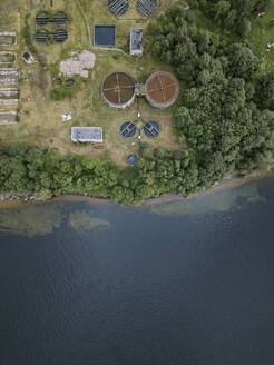 Luftaufnahme des Wasserkraftwerks am Fluss Newa in Shlisselburg, Russland - KNTF02997