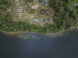 Luftaufnahme des Wasserkraftwerks am Fluss Newa in Shlisselburg, Russland - KNTF02998