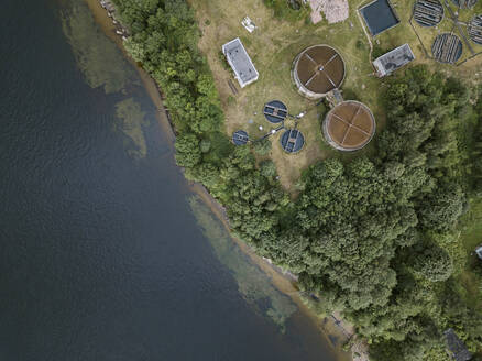 Luftaufnahme des Wasserkraftwerks am Fluss Newa in Shlisselburg, Russland - KNTF02999