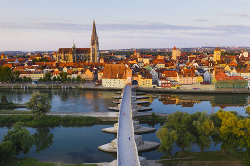 Luftaufnahme der Steinernen Brücke über die Donau in Regensburg, Bayern, Deutschland - SIEF08851