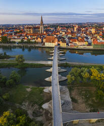 Luftaufnahme der Steinernen Brücke über die Donau in Regensburg, Bayern, Deutschland - SIEF08854