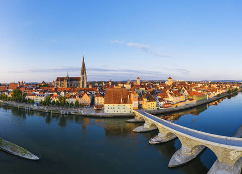 Luftaufnahme der Steinernen Brücke über die Donau gegen den Himmel in Regensburg, Bayern, Deutschland, lizenzfreies Stockfoto