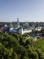 Dreifaltigkeits-Lavra von St. Sergius gegen klaren Himmel in der Stadt, Moskau, Russland - KNTF03007