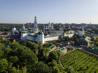 Dreifaltigkeitslavra des Heiligen Sergius bei klarem Himmel in Sergiev Posad, Moskau, Russland - KNTF03008