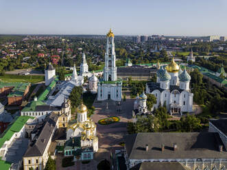Dreifaltigkeitslavra des Heiligen Sergius bei klarem Himmel in Sergiev Posad, Moskau, Russland - KNTF03009