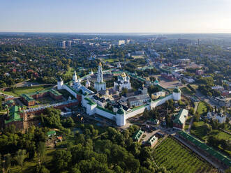 Drohnenaufnahme der Dreifaltigkeits-Lavra von St. Sergius gegen den klaren Himmel, Moskau, Russland - KNTF03011