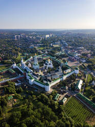 Drohnenaufnahme der Dreifaltigkeits-Lavra von St. Sergius gegen den klaren Himmel in der Stadt, Moskau, Russland - KNTF03012