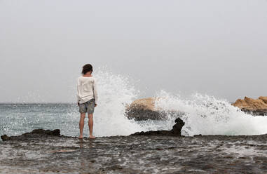 Rückansicht eines Mannes, der am Meer steht, Golf von Oman, bei Sur, Oman - WWF05150