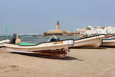 Fischerboote am Strand, im Hintergrund der Sur-Leuchtturm, Sur, Oman - WWF05164
