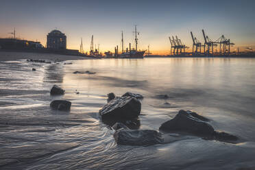 Ansicht des Hafens gegen den Himmel bei Sonnenuntergang in Hamburg, Deutschland - KEBF01266