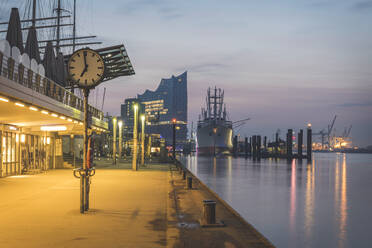 Clock on St. Pauli Piers against sky at sunrise, Hamburg, Germany - KEBF01271