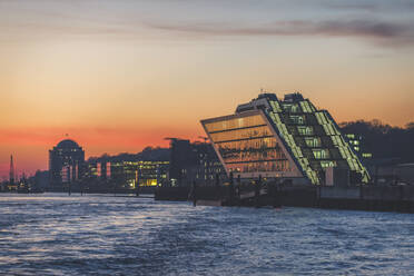 Blick auf das Dockland-Gebäude an der Elbe gegen den Himmel bei Sonnenuntergang, Hamburg, Deutschland - KEBF01275