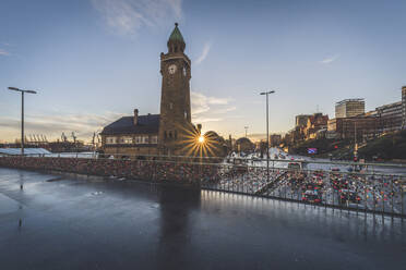 Niedrige Winkelansicht des Landungsbrucken Gebäudes gegen den Himmel während des Sonnenuntergangs in Hamburg, Deutschland - KEBF01279