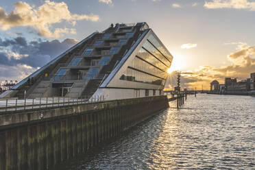 Blick auf das Dockland-Gebäude an der Elbe gegen den Himmel bei Sonnenaufgang, Hamburg, Deutschland - KEBF01284