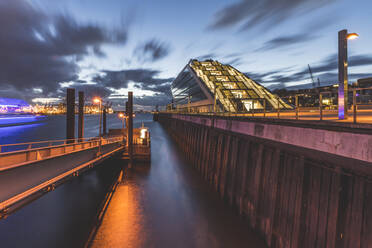 Blick auf das Dockland-Gebäude an der Elbe gegen den Himmel in Hamburg in der Abenddämmerung, Deutschland - KEBF01285