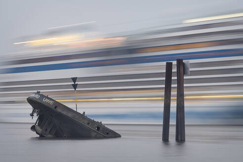 Schiffswrack durch unscharfe Bewegung eines Kreuzfahrtschiffs im Fluss, Hamburg, Deutschland - KEBF01295