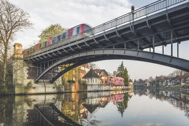 Eisenbahnbrücke über die Alster in Hamburg, Deutschland - KEBF01301