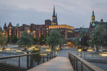 Fußgängerbrücke in Richtung Speicherstadt bei Sonnenuntergang in Hamburg, Deutschland - KEBF01312