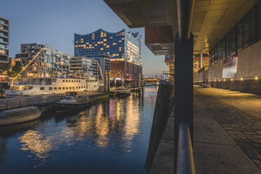 Schiffe vor Anker im Hafen von Hamburg bei Sonnenuntergang, Deutschland - KEBF01315