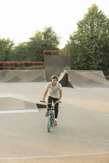 Junger Mann fährt BMX-Rad im Skatepark - AHSF00753