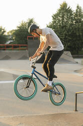 Junger Mann fährt BMX-Rad im Skatepark - AHSF00754