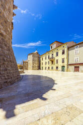 Festungsmauer gegen blauen Himmel an einem sonnigen Tag auf Krk, Kroatien - THAF02586