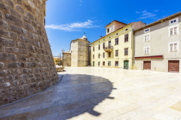 Festungsmauer gegen blauen Himmel an einem sonnigen Tag auf Krk, Kroatien - THAF02587