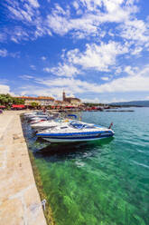 In der Adria vertäute Schnellboote gegen den Himmel bei Krk, Kroatien - THAF02588