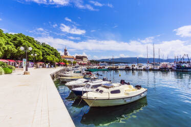 Boote im adriatischen Meer vor blauem Himmel bei Krk, Kroatien - THAF02589