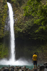 Reisende besuchen den La Fortuna Wasserfall, La Fortuna, Costa Rica - MAUF02715