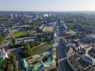 Luftaufnahme der Stadt Sergiev Posad bei klarem Himmel, Moskau, Russland - KNTF03026
