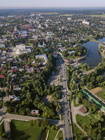 Drohnenansicht der Stadt Sergiev Posad bei klarem Himmel, Moskau, Russland, lizenzfreies Stockfoto