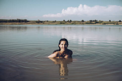 Junge Frau beim Baden in einem See - ACPF00577