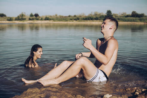 Junges Paar hat Spaß in einem See - ACPF00578
