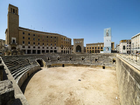 Römisches Amphitheater vor blauem Himmel in der Altstadt an einem sonnigen Tag, Lecce, Italien, lizenzfreies Stockfoto