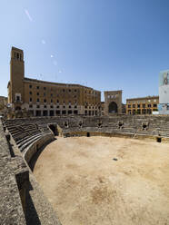 Römisches Amphitheater vor blauem Himmel in der Altstadt an einem sonnigen Tag, Lecce, Italien - AMF07258