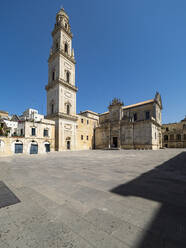 Außenansicht der Kathedrale von Lecce gegen einen klaren blauen Himmel an einem sonnigen Tag, Italien - AMF07260