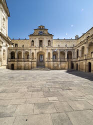 Kathedrale von Lecce vor blauem Himmel an einem sonnigen Tag, Italien - AMF07261