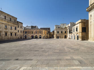 Blick auf alte Wohngebäude vor blauem Himmel in Lecce, Italien - AMF07262