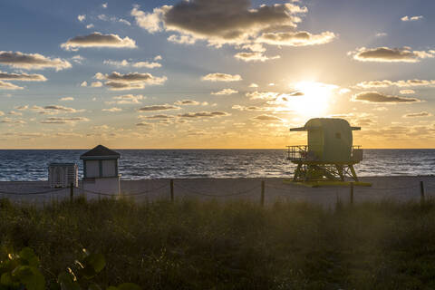 Strandhütte am Meeresufer von Miami Beach gegen den Himmel bei Sonnenaufgang, Florida, USA, lizenzfreies Stockfoto