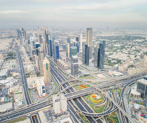 Luftaufnahme der Verkehrsspuren und Wolkenkratzer in Dubai, V.A.E. - AAEF01069