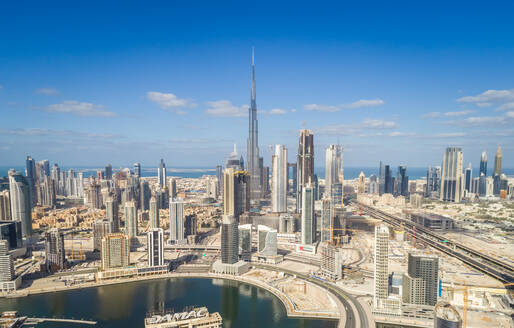 Luftaufnahme des Dubai Creek mit dem Burj Khalifa Tower im Hintergrund, V.A.E. - AAEF01073