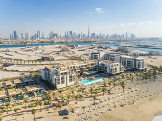 Luftaufnahme des Resorts und des Strandes auf der Insel Pearl Jumeirah in Dubai, V.A.E. - AAEF01077