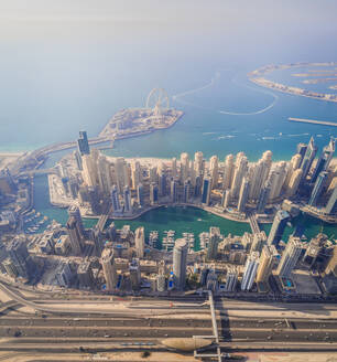 Luftaufnahme von Dubai Marina und Bluewaters Island in Dubai, Vereinigte Arabische Emirate. - AAEF01083