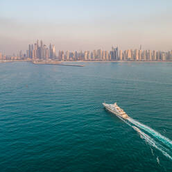 Luftaufnahme einer Yacht in der Bucht von Dubai, V.A.E. - AAEF01084