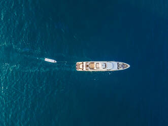 Luftaufnahme einer Yacht im Persischen Golf in Dubai, V.A.E. - AAEF01085